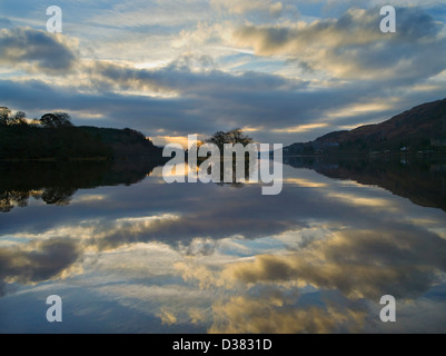 Sonnenuntergang Himmel widerspiegelt in stehenden Gewässern der Loch Awe, Argyll, Schottland Stockfoto