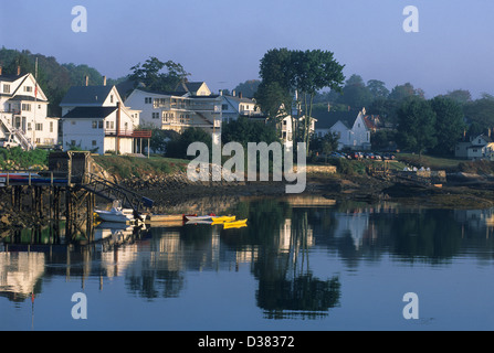 Elk282-1299 Maine, Boothbay Harbor, Häuser entlang der bay Stockfoto