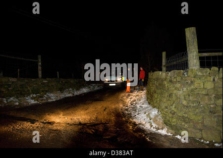 Todmorden, Yorkshire, Großbritannien. 12. Februar 2013. Polizeiwagen parkten außerhalb Peter Boddy lizenziert Schlachthof Todmorden, West Yorkshire, 12. Februar 2013 durch Polizei und Beamte sondieren überfallen wurde, angeblich Pferd Fleisch erhielt. Die Pflanze galt als Pferd Karkassen Farmbox Fleisch AG, der Llandre in der Nähe von Aberystwyth geliefert haben. Aberystwyth Pflanze verkauft dann angeblich auf dem Pferdefleisch wie Rindfleisch für Döner und Burger. Bildnachweis: lee Avison / Alamy Live News Stockfoto