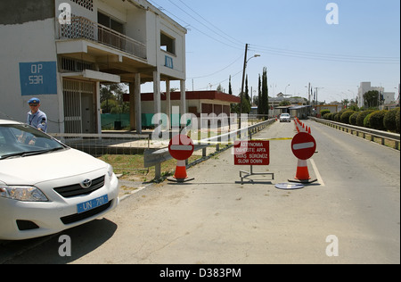 Verlassene UN-Gebäude und ein UN-Patrouille in Agios Dometios Grenzübergang, Nicosia, Zypern Stockfoto