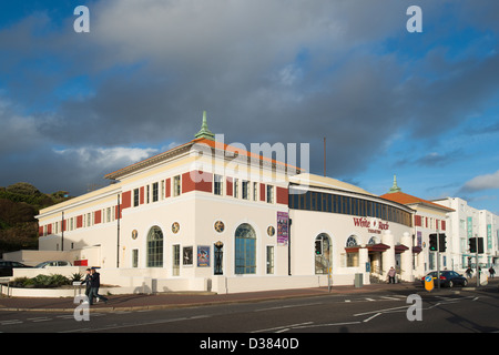 Eine dreiviertel-Ansicht White Rock Theater befindet sich direkt am Meer in Hastings in warmen Abendlicht getaucht Stockfoto