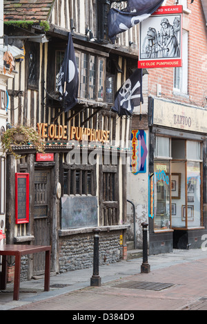 Ye Olde Pumphouse Shepherd Neame Pub befindet sich in der George Street, Hastings Altstadt. Stockfoto