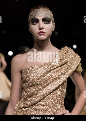 New York, USA. 12. Februar 2013.  Ein Modell posiert auf dem Laufsteg während der Präsentation RAFAEL CENNAMO Herbst/Winter 2013 im New Yorker Lincoln Center für Mercedes-Benz Fashion Week. (Bild Kredit: Kredit: Jodi Jones/ZUMAPRESS.com/Alamy Live-Nachrichten) Stockfoto