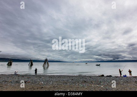 Fischer werfen in die Kachemak Bay bei Sonnenuntergang aus Homer Spit, Homer, Alaska, USA Stockfoto