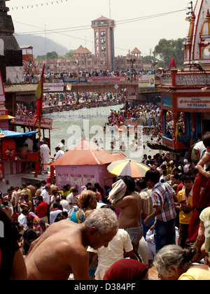 Haridwar Pilger versammeln sich an der dritten Shahi Snan Kumbh Mela in Har Ki Pauri, das Baden im Fluss Ganges, 2010. Stockfoto