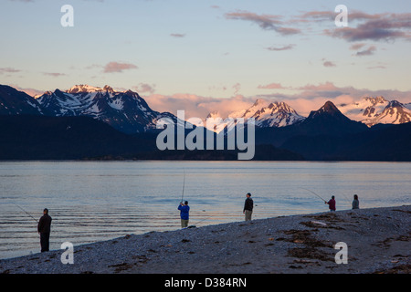 Fischer werfen in die Kachemak Bay bei Sonnenuntergang aus Homer Spit, Homer, Alaska, USA Stockfoto