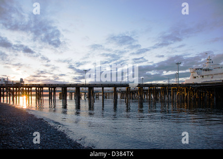 Fähre laden bei Sonnenuntergang, tiefe Wasser Dock, Homer Spit, Homer, Alaska, USA Stockfoto