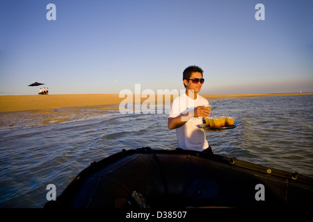 Erfrischungen nach der Rückkehr von einem Zodiac-Ausflug am Montgomery Riff, Collier Bay, Westaustralien. Stockfoto