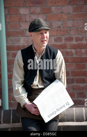 Viktorianischen Zeitung Verkäufer junge Tracht Stockfoto