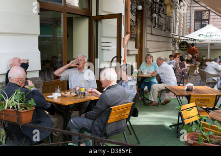 Lviv, Ukraine, Gäste in einem Straßencafé Stockfoto