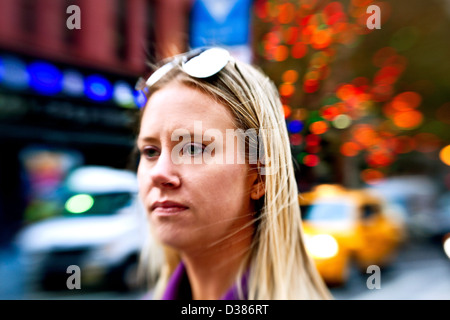 Young Woman posing auf der Straße in New York City Stockfoto