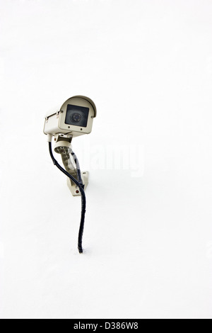 Videoüberwachung, Überwachungskamera in der Stadt isoliert auf weißem Hintergrund. Stockfoto