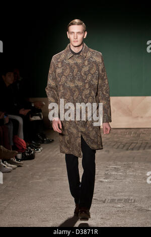 New York, USA. 12. Februar 2013.  Perry Ellis von Duckie Brown Herbst Winter 2013 Modenschau auf der New York Fashionweek. Bildnachweis: Rudy. K/Alamy Live-Nachrichten Stockfoto