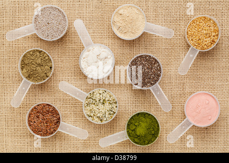 Superfood - gesunden Samen und Pulver (weiße und schwarze Chia, Flachs, Hanf, Granatapfel-Fruchtpulver, Weizengras Kugeln Stockfoto