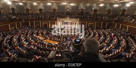 Washington DC, USA. 12. Februar 2013.  US-Präsident Barack Obama, unten in der Mitte, liefert die Rede zur Lage der Union zu einer gemeinsamen Sitzung des Kongresses auf dem Kapitol in Washington, D.C., USA, Dienstag, 12. Februar 2013. Obama fordert Erhöhung des Bundes Mindestlohns auf $9 Stunde und gewarnt, er wird Exekutivbefugnisse nutzen, um seinen Weg auf Probleme durch den Klimawandel zu Herstellung, wenn Kongress. (Bild Kredit: Kredit: Armando Arorizo/Prensa Internacional/ZUMAPRESS.com/Alamy Live-Nachrichten) Stockfoto