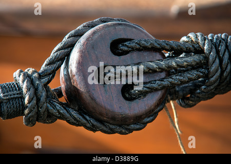 Eine Nahaufnahme von einem Tackle Block und Seil in einem alten historischen quadratischen Rigger Segelboot Stockfoto