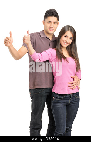 Eine junge Brautpaar stehen dicht beieinander und geben Daumen hoch isoliert auf weißem Hintergrund Stockfoto