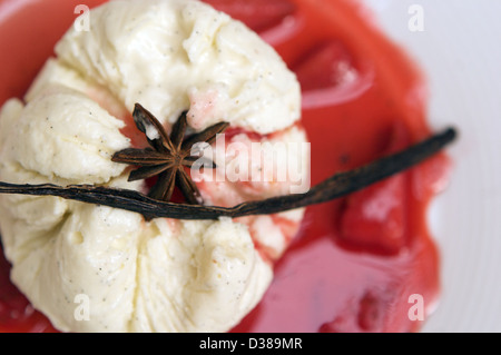 Bourbon-Vanille-Käsekuchen mit Erdbeeren und Sternanis Kompot Stockfoto