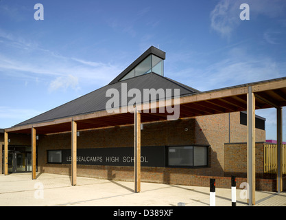 Les Beaucamps Mittelschule Guernsey, Castel, Vereinigtes Königreich. Architekt: Design Motor Architekten AG, 2012. Eingang der Schule Stockfoto