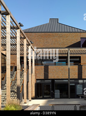 Les Beaucamps Mittelschule Guernsey, Castel, Vereinigtes Königreich. Architekt: Design Motor Architekten AG, 2012. Schulhof mit Stockfoto