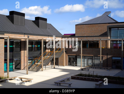 Les Beaucamps Mittelschule Guernsey, Castel, Vereinigtes Königreich. Architekt: Design Motor Architekten AG, 2012. Schulhof-Ansicht Stockfoto