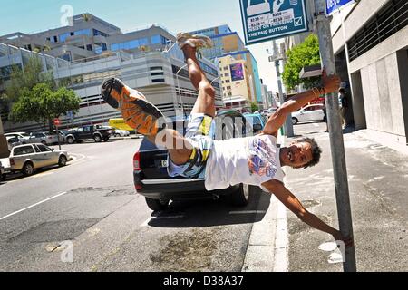 Cape Town, Südafrika. 12. Februar 2013.  Alen Abrahams in Loopstraat am 12. Februar 2013, in Kapstadt, Südafrika. Alen dreht ein Video an, um seine Talente zu präsentieren, während sein Manager einen Plattenvertrag für die ehemaligen Auto-Wache verhandelt wird. (Foto von Gallo Images / Foto24 / Michael Hammond/Gallo/Alamy Live News) Stockfoto