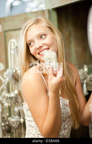 Lächelnde Frau shoppen im Shop Stockfoto