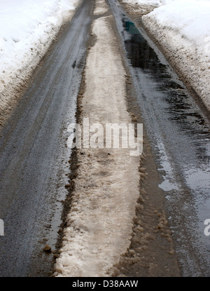 Winter-Straße. Matsch und Schlamm Stockfoto