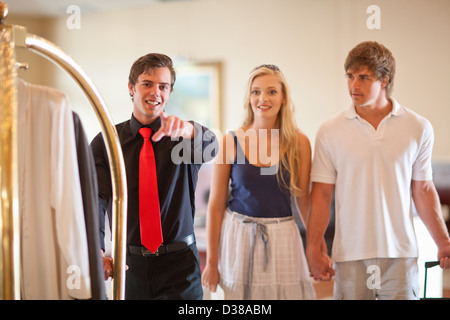 Porter, im Gespräch mit paar in der Hotel-lobby Stockfoto