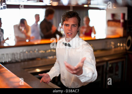 Kellner, die Aufnahme der Bestellung im Restaurantbar Stockfoto