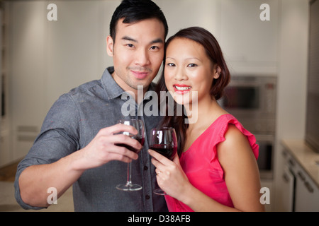 Paar, toasten einander mit Wein Stockfoto