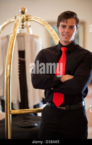 Porter mit Gepäckwagen in Hotellobby Stockfoto