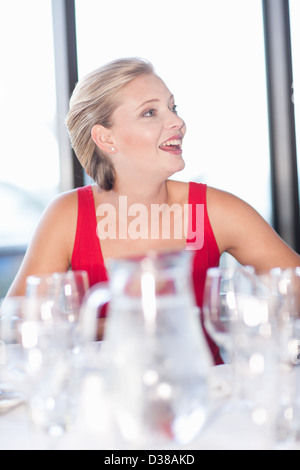 Frau mit Abendessen im restaurant Stockfoto