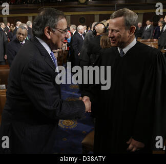 Sprachinstitutionen DC, USA. 12. Februar 2013. Ausgehende USA US-Verteidigungsminister Leon Panetta, schüttelt links, Hände mit Oberrichter der Vereinigten Staaten John Roberts vor US-Präsident Barack Obama Rede zur Lage der Union während einer gemeinsamen Sitzung des Kongresses auf dem Capitol Hill in Washington, DC am 12. Februar 2013. . Bildnachweis: Charles Dharapak / Dpa/Alamy Live-Nachrichten Stockfoto