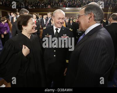 Sprachinstitutionen DC, USA. 12. Februar 2013. Von links, beisitzender Richter des Supreme Court Elena Kagan, Vorsitzender der Joint Chiefs Of Staff General Martin Dempsey und ausgehende USA US-Verteidigungsminister Leon Panetta reden vor der US-Präsident Barack Obama Rede zur Lage der Union während einer gemeinsamen Sitzung des Kongresses auf dem Capitol Hill in Washington, DC am 12. Februar 2013. . Bildnachweis: Charles Dharapak / Dpa/Alamy Live-Nachrichten Stockfoto