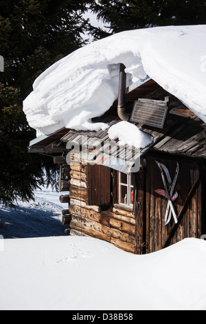 Holzchalet fallenden dicken Schneeschicht, Obersaxen, Graubünden, Schweiz Stockfoto