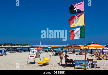 Sizilianischen und italienischen Fahnen schweben in den Wind auf dem San Vito lo Capo Beach, Sizilien, Italien Stockfoto