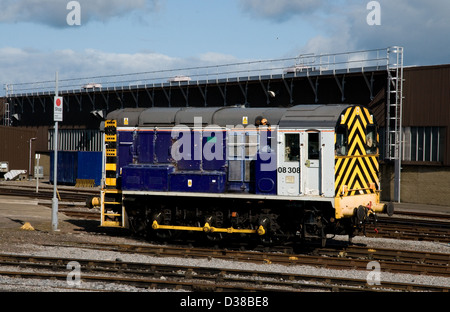 08 Klasse Diesel Rangierlok Reihe 08308 in Caledonian Sleeper Lackierung bei Inverness Wagen funktioniert Schottland Stockfoto