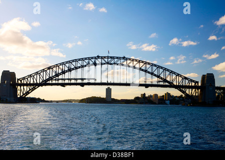 Sydney Harbour Bridge gesehen bei Sonnenuntergang von Sydney Ferries Stockfoto