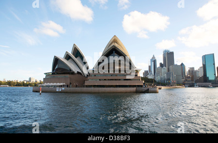 Ein Bild des Sydney Opera House von einem Boot mit einigen der Sydney Skyline im Hintergrund gesehen. Stockfoto