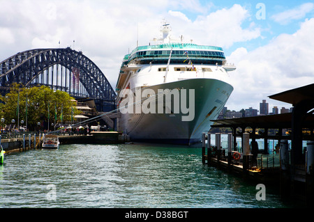 Blick auf die Sydney Harbour Bridge überspannt die Sydney Harbour anschließen der Sydney Central Business District (CBD) und dem North Shore. Stockfoto