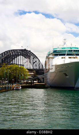 Einen großen Ozeandampfer angedockt in Sydney Australia Stockfoto