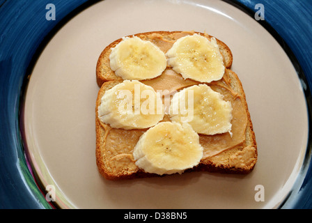 Weizenbrot mit Peanutbutter und Bananenscheiben Stockfoto