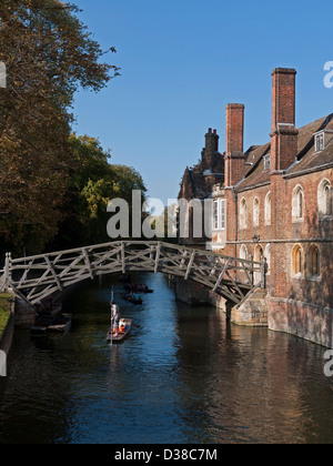 Bootfahren auf dem Fluss Cam unter der mathematischen Brücke neben Queens' College in Cambridge, England Stockfoto