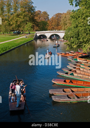 Bootfahren auf dem Fluss Cam, in der Nähe von Kings Brücke, neben Kings College, Cambridge, England Stockfoto