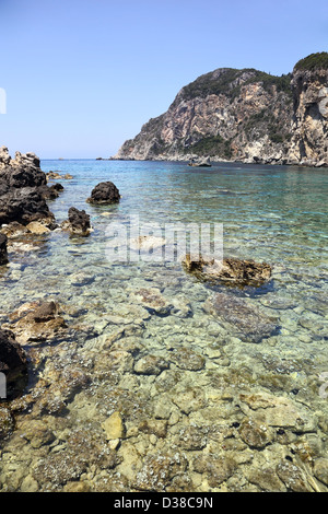 Bucht in der Nähe von Paleokastritsa. Korfu, Griechenland. Vertikale Zusammensetzung. Stockfoto