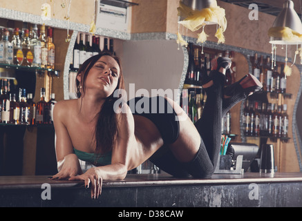 junge hübsche Frauen tanzen auf bar Nachtclub Stockfoto
