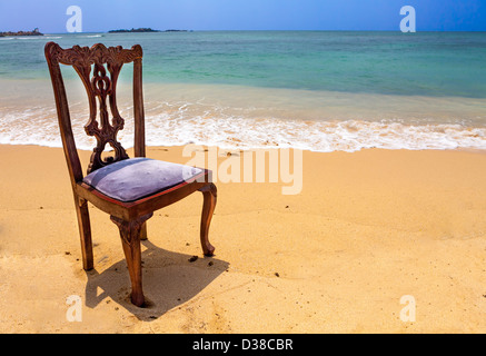 Alte, stilvolle, hölzernen Stuhl am tropischen Strand, Unawatuna, Sri Lanka Stockfoto