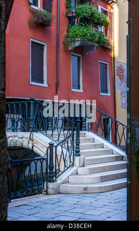 Ruhigen Ecke von Venedig mit einer Treppe über eines der Hunderte von kleinen venezianischen Brücken über die unzähligen Kanäle Stockfoto