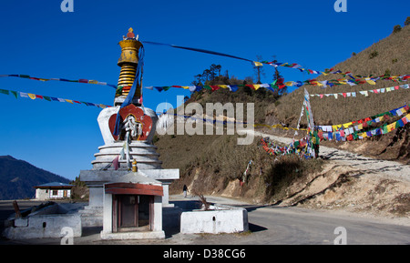 Chorten durch die Autobahn und Gebet Nationalflaggen schwebend in den Wind, Pele La Pass, Bhutan (3420m) Stockfoto